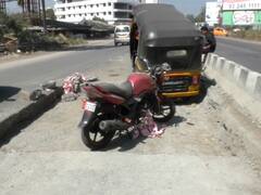 भरधाव रिक्षा खड्ड्यात उलटून विचित्र अपघात; दुचाकी स्वाराचा जागीच मृत्यू तर चार जखमी