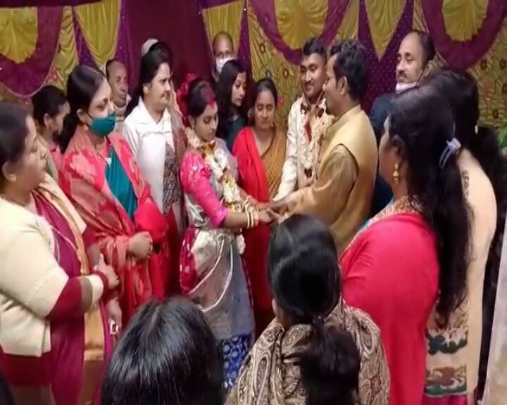 বিদ্যাসাগরের জেলাতে স্বামীহারা বৌমার বিয়ে দিয়ে  নজির গড়লেন হলদিয়ার বিজ্ঞান কর্মী নকুল ঘাঁটি। পথ দুর্ঘটনায় মারা গিয়েছিল ছেলে।   পুত্রশোক ভুলে হলদিয়ার প্রত্যন্ত গ্রামের ঘাঁটি পরিবারের এই উদ্যোগকে সাধুবাদ জানিয়েছেন সকলেই।