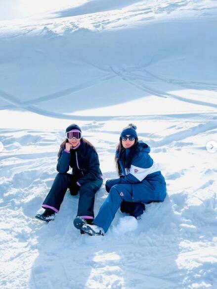 সম্প্রতি নিজের ইনস্টাগ্রাম হ্যান্ডলে বরফের দেশে ছুটি কাটানোর বেশ কিছু ছবি শেয়ার করেছেন সারা আলি খান। বরফের মধ্যে সারাকে দেখে এই শীতে আরও একটু বেশি যেন ঠান্ডায় কেঁপে উঠলেন নেট নাগরিকরা।