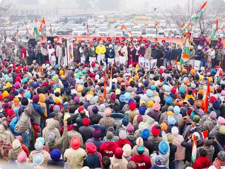 चरणजीत सिंह चन्नी ने नामांकन दाखिल करने के बाद जनसभा को संबोधित किया. इस दौरान उनका परिवार भी उनके साथ मौजूद था. उन्होंने आगामी चुनावों में लोगों से उन्हें पूरे दिल से सहयोग देने का अनुरोध करते हुए कहा कि यदि हम चमकौर साहिब से 50,000 से कम मतों के अंतर से जीतते हैं, तो यह जीत नहीं होगी.