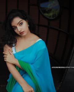 malavika menon pics: கொட்டும் அருவி... சிலு சிலு சாரக்காத்து... அழகை அள்ளும் மாளவிகா மேனன்..!