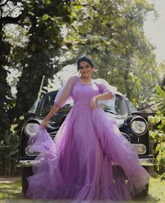 Ramya Nambeesan pics: பழைய அம்பாஸ்டரில் ரம்யா நம்பீசனின் ஃபோட்டோ ஷூட்!