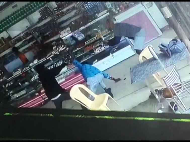 Dindigul: CCTV footage of a man being hacked to death in broad daylight has caused a stir. பெண் வீட்டாரிடம் தவறான தகவல் கொடுத்த நபரை ஓட ஓட வெட்டி கொன்ற மாப்பிள்ளை