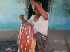 Sehore News: जवानी में चली गई आंखों की रोशनी लेकिन नहीं मानी हार, ढोलक बनाकर परिवार का पेट पाल रहे सुंदरलाल