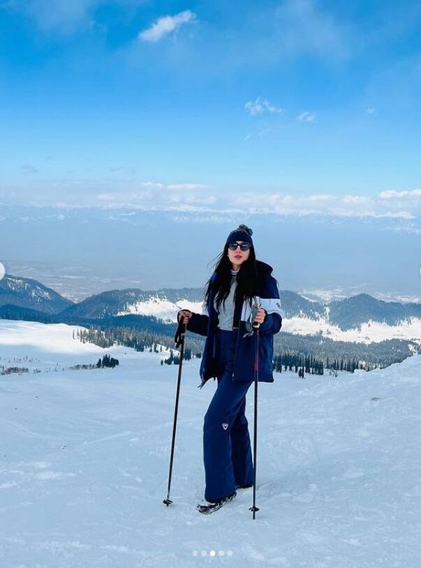 સારા અલી ખાન તેની સાહસિક બાજુ બતાવવામાં ક્યારેય ડરતી નથી - પછી તે સ્ક્રીન પર હોય કે ઑફ-સ્ક્રીન. અભિનેત્રી હંમેશા તેના પરિવાર અને મિત્રો સાથે નવા પ્રવાસ સ્થળોની શોધમાં રહે છે. હાલમાં, અભિનેત્રી તેની ગર્લફ્રેન્ડ અને ભાઈ ઈબ્રાહિમ સાથે કાશ્મીરમાં છે.