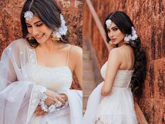 Mouni Roy Photos: खूबसूरत सी परी, गजरे से सजी...मौनी रॉय अपने हल्दी लुक में क्या खूब जचीं