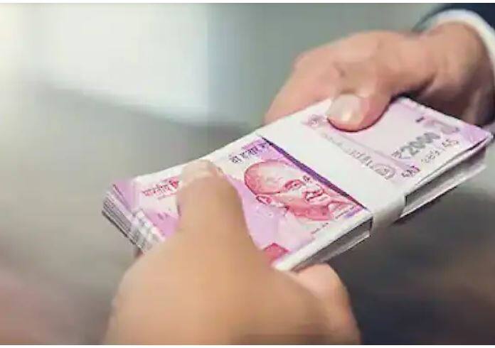 ਅਣਜਾਣ ਖਾਤੇ ਤੋਂ ਆਏ ਪੈਸਿਆਂ ਨੂੰ ਸਭ ਤੋਂ ਪਹਿਲਾਂ ਸਰੰਡਰ ਕਰਨ ਦਾ ਤਰੀਕਾ ਜਾਣੋ। ਇਸਦੇ ਲਈ ਤੁਸੀਂ ਭੇਜੇ ਗਏ ਪੈਸੇ ਦਾ ਅਕਾਊਂਟ ਨੰਬਰ ਜਾਂ ਯੂਪੀਆਈ ਆਈਡੀ ਚੈੱਕ ਕਰ ਸਕਦੇ ਹੋ। ਜੇਕਰ ਇਹ ਇੱਕ ਜਾਣਿਆ-ਪਛਾਣਿਆ ਖਾਤਾ ਹੈ ਤਾਂ ਪਤਾ ਲਗਾਓ ਕਿ ਉਸ ਵਿਅਕਤੀ ਨੇ ਤੁਹਾਡੇ ਖਾਤੇ 'ਚ ਪੈਸੇ ਕਿਉਂ ਭੇਜੇ ਹਨ। ਇਸ ਤੋਂ ਬਾਅਦ ਵੀ ਜੇਕਰ ਤੁਹਾਨੂੰ ਸਮਝ ਨਹੀਂ ਆਉਂਦੀ ਤਾਂ ਬੈਂਕ ਨਾਲ ਸੰਪਰਕ ਕਰੋ।