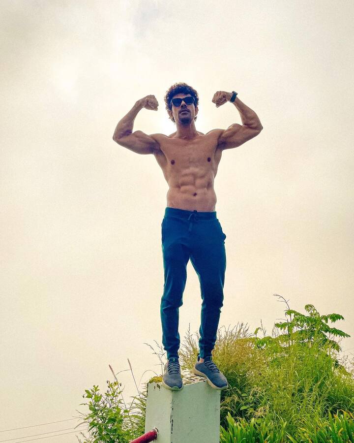 'क्रेझी क्रेझी क्रेझी' असे या रॅप साँगचे बोल असून, या  गाण्यात अंकित मुख्य भूमिकेत दिसत आहे.