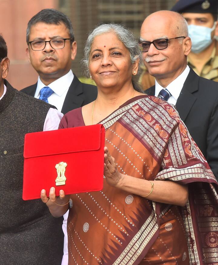 টেলি সংযোগ মন্ত্রকের জন্য চলতি বাজেটে বরাদ্দ করা হয়েছে ১ লক্ষ ৫ হাজারের ৪০৬ কোটি টাকার বেশি বরাদ্দ করা হয়েছে। চলতি অর্থ বর্ষেই ৫জি পরিষেবা চালু হচ্ছে।