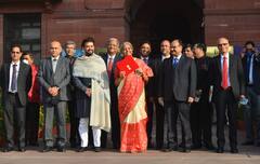 Budget 2022: કોફી કલરની સાડીમાં બજેટ રજૂ કરી રહ્યાં છે નિર્મલા સીતારમણ, જુઓ 2019થી અત્યાર સુધીની તસવીરો