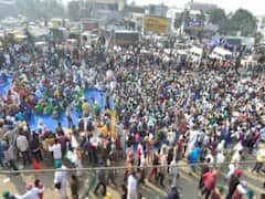 Gujarat News: अहमदाबाद जिले में दरगाह की दीवार को लेकर विरोध प्रदर्शन, पुलिस ने 64 महिलाओं सहित 133 प्रदर्शनकारियों को हिरासत में लिया