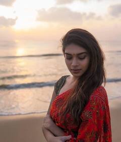 Actress Dushara | பாவாடை தாவணியில் பட்டையைக் கிளப்பும் துஷாரா விஜயன்!