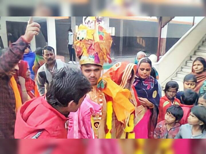 forcefully marriage of boy who had gone to leave his sister to her in laws house in samastipur bihar video viral on social media ann Viral Video: बिहार में आज भी हो रहा ‘पकड़ौआ विवाह’, समस्तीपुर के इस वीडियो को देख कह बैठेंगे- अभी भी ऐसा होता है क्या?