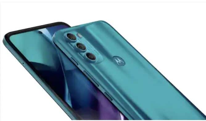 Moto G71 5G: ਇਹ ਵੀ ਇੱਕ 5G ਸਮਾਰਟਫੋਨ ਹੈ, ਜੋ ਕਿ 6 GB ਰੈਮ ਅਤੇ 128 GB ਇੰਟਰਨਲ ਮੈਮਰੀ ਦੇ ਨਾਲ ਆਉਂਦਾ ਹੈ। ਫੋਨ 'ਚ ਟ੍ਰਿਪਲ ਰੀਅਰ ਕੈਮਰਾ ਸੈੱਟਅਪ ਦਿੱਤਾ ਗਿਆ ਹੈ। ਇਸ ਦੀ ਡਿਸਪਲੇ 6.4 ਇੰਚ ਹੈ। ਇਸ 'ਚ 5000mAh ਦੀ ਬੈਟਰੀ ਹੈ। ਫਲਿੱਪਕਾਰਟ 'ਤੇ ਇਸ ਦੀ ਕੀਮਤ 18,999 ਰੁਪਏ ਹੈ।