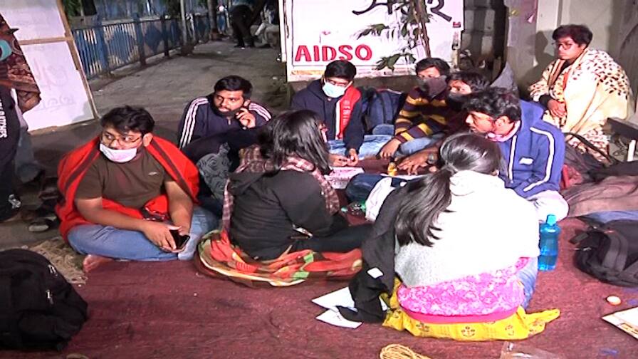 প্রেসিডেন্সি বিশ্ববিদ্যালয়ের গেটের সামনে রাতভর অবস্থান বিক্ষোভ এসএফআই-এর SFI's overnight demonstration in front of the gate of Presidency University প্রেসিডেন্সি বিশ্ববিদ্যালয়ের গেটের সামনে রাতভর অবস্থান বিক্ষোভ এসএফআই-এর