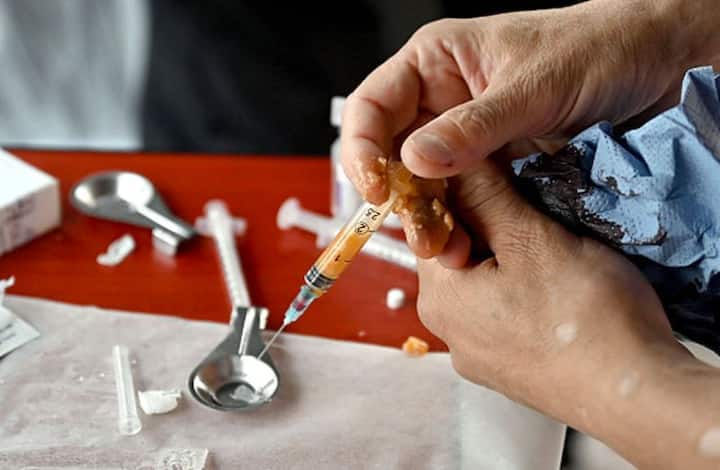 ਸੰਯੁਕਤ ਰਾਜ ਵਿੱਚ ਹਰ ਸਾਲ ਫੜੇ ਗਏ ਸਾਰੇ ਨਸ਼ੀਲੇ ਪਦਾਰਥਾਂ ਵਿੱਚੋਂ 80 ਪ੍ਰਤੀਸ਼ਤ ਕੋਕੀਨ ਦਾ ਹੁੰਦਾ ਹੈ। ਇਸ ਦੀ ਤਸਕਰੀ ਪੈਰਾਸਾਈਟ ਕੀੜੇ ਮਾਰਨ ਵਾਲੀ ਦਵਾਈ ਲੇਵਾਮੀਸੋਲ ਨਾਲ ਕੀਤੀ ਜਾਂਦੀ ਹੈ। ਲੋਕ ਕੋਕੀਨ ਅਤੇ ਇਸ ਨਸ਼ੀਲੇ ਪਦਾਰਥ ਨੂੰ ਇਕੱਠੇ ਲੈਂਦੇ ਹਨ, ਜਿਸ ਨਾਲ ਉਹ ਹੋਰ ਜ਼ਿਆਦਾ ਨਸ਼ਾ ਕਰਦੇ ਹਨ। ਪਰ ਉਹ ਇਹ ਨਹੀਂ ਜਾਣਦੇ ਕਿ ਇਨ੍ਹਾਂ ਦੋਵਾਂ ਦਾ ਮਿਸ਼ਰਣ ਸਰੀਰ ਵਿੱਚ ਕਿਤੇ ਵੀ ਨੈਕਰੋਸਿਸ ਦਾ ਕਾਰਨ ਬਣ ਸਕਦਾ ਹੈ। ਨੈਕਰੋਸਿਸ ਦਾ ਅਰਥ ਹੈ ਟਿਸ਼ੂਆਂ ਦਾ ਸੜਨਾ।