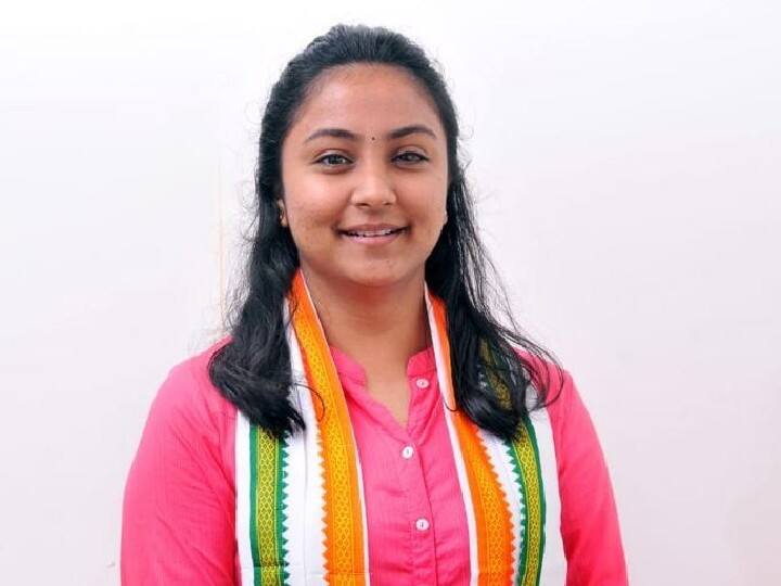 22 year old law student Deepika who contested the Tirupur municipal elections 22 வயதில் தேர்தலில் களமிறங்கும் சட்டக்கல்லூரி மாணவி-முன்னாள் அதிமுக மேயரின் மகளுக்கு வாய்ப்பளித்த காங்கிரஸ்..!