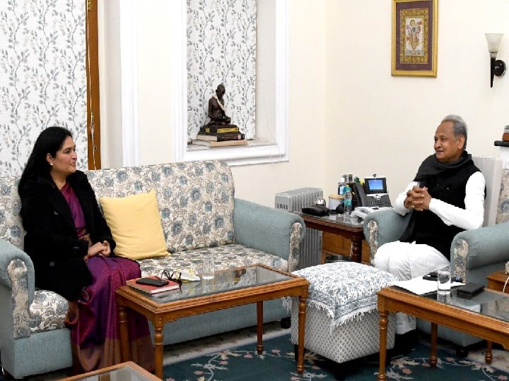 IAS usha sharma become new chief secretary of rajasthan met CM ashok gehlot  राजस्थान की नई मुख्य सचिव उषा शर्मा ने सीएम गहलोत से की मुलाकात, कहा- समझती हूं आमजन का दर्द