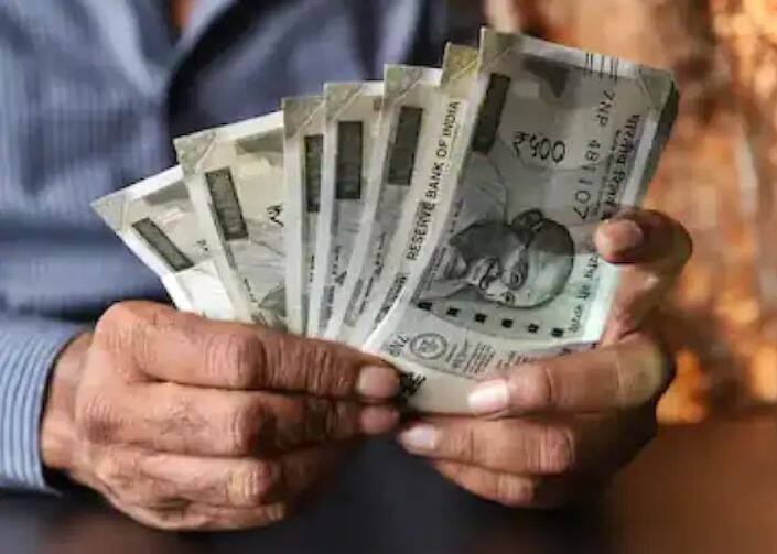 ਅੱਜ ਨਹੀਂ ਤਾਂ ਕੱਲ੍ਹ ਬੈਂਕ ਇਸ ਪੈਸੇ ਦਾ ਪਤਾ ਲਗਾ ਲਵੇਗਾ। ਇਹ ਤੁਹਾਨੂੰ ਵੱਡੀ ਮੁਸੀਬਤ ਵਿੱਚ ਪਾ ਸਕਦਾ ਹੈ। ਇਸ ਲਈ ਸਭ ਤੋਂ ਪਹਿਲਾਂ ਤੁਹਾਨੂੰ ਇਸ ਬਾਰੇ ਸਾਰੀ ਜਾਣਕਾਰੀ ਬੈਂਕ ਨੂੰ ਦੇਣੀ ਚਾਹੀਦੀ ਹੈ ਅਤੇ ਉਸ ਤੋਂ ਬਾਅਦ ਬੈਂਕ ਆਪਣੇ ਅਸਲ ਮਾਲਕ ਨੂੰ ਪੈਸੇ ਟ੍ਰਾਂਸਫਰ ਕਰੇਗਾ।