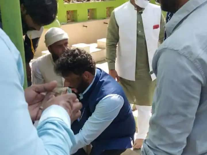 AIMIM National Spokesperson Waris Pathan gets ink thrown on his face at indore accused arrested by police Indore News : AIMIM चे राष्ट्रीय प्रवक्ता वारिस पठाण यांच्या चेहऱ्यावर फेकली शाई, पोलिसांकडून आरोपीला अटक