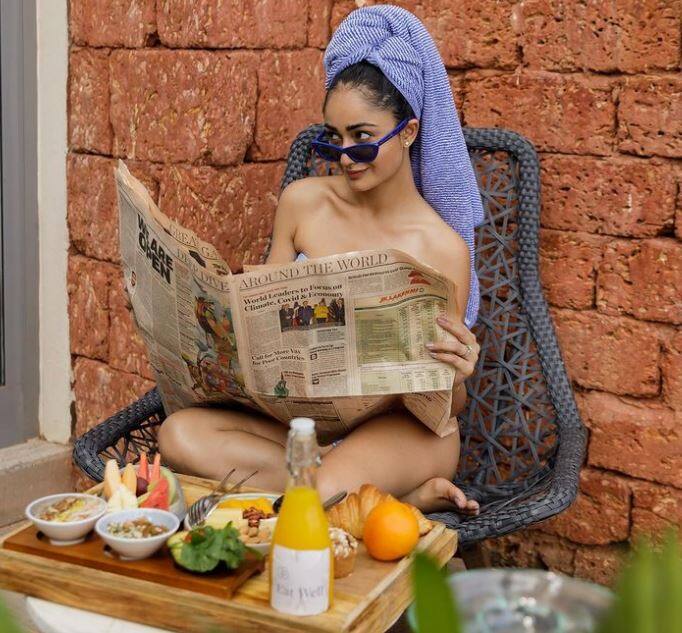 સ્ટાર પ્લસની જાણીતી સીરિયલ ‘દહલીઝ’માં સિંપલ ઇમેજ ધરાવતી ‘સ્વાધીનતા’ની ભૂમિકા નિભાવનારી ત્રિધા ચૌધરી વાસ્તવિક લાઇફમાં ખૂબ હોટ છે.