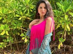 Sunny Leone Photo: जलपरी बन पानी में गोते लगा रही हैं Sunny Leone, जानिए फैन्स ने क्या कहा