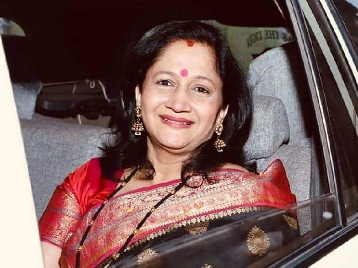 Alka Kubal : लेकीसाठी मागवलेल्या दुधाचे पैसे परत करण्यासाठी जेव्हा अलका कुबल अर्ध्या रस्त्यातून परत जातात.. वाचा किस्सा When Alka kubal return to village just to pay 50 rupees actor Milind Gawali share story Alka Kubal : लेकीसाठी मागवलेल्या दुधाचे पैसे परत करण्यासाठी जेव्हा अलका कुबल अर्ध्या रस्त्यातून परत जातात.. वाचा किस्सा