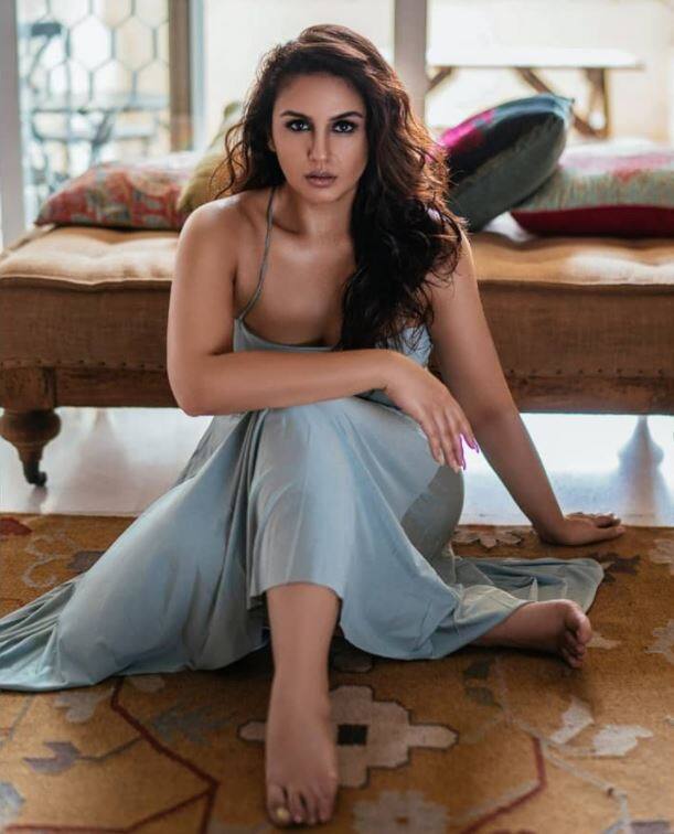 હુમા કુરેશની કેટલી તસવીરો સોશિયલ મીડિયામાં વાયરલ થઈ રહી છે. આ તસવીરોમાં હુમા  ખૂબજ સુંદર લાગી રહી છે.  ઓછા સમયે હુમાએ બોલિવૂડમાં પોતાની એક્ટિંગ અને ખૂબસૂરતીના દમ પર એક ખાસ જગ્યા બનાવી છે. (Photo-Instagram)