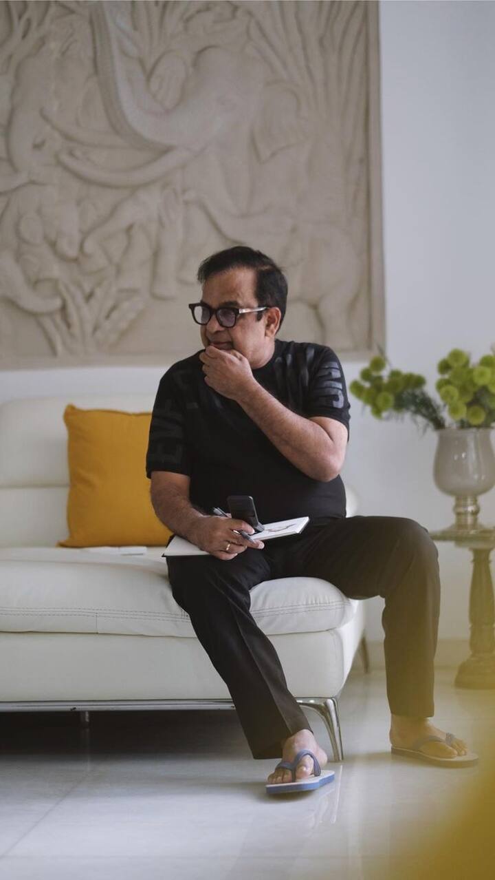బ్రహ్మానందం ఆధ్యాత్మికతపై పుస్తకాలు చదవడానికి ఇష్టపడతారు. - Image Credit: Raja Goutham/Instagram, Social Media