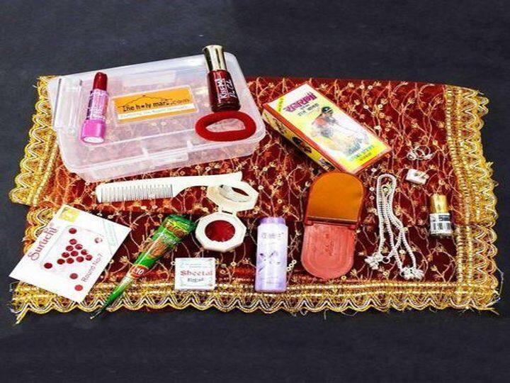 मान्यता है कि गुप्त नवरात्रि में मां को श्रृंगार का सामान अर्पित करना बहुत शुभ माना जाता है. इससे सौभाग्य में वृद्धि होती है. इसके अलावा इन दिनों में सुहागिनों को श्रृंगार की चीजें भेंट करना भी अच्छा होता है.