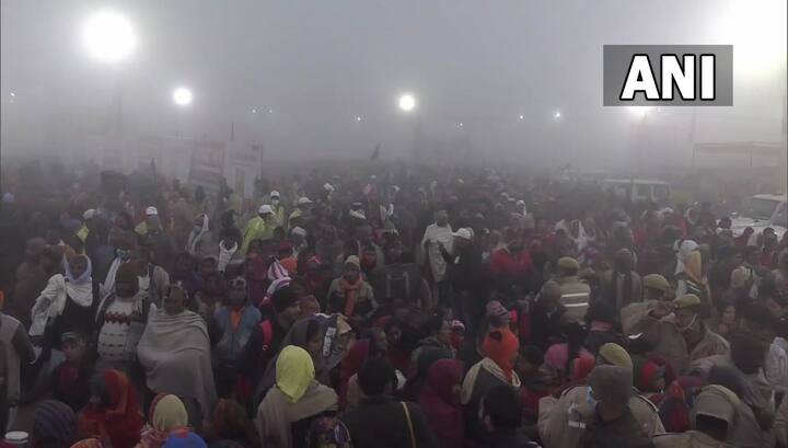 तस्वीरों में बड़ी संख्या में श्रद्धालु गंगा नदी में आस्था की डुबकी लगाते हुए नजर आ रहे हैं. बता दें कि रामघाट, दारागंज, गंगोली शिवालय, फाफामऊ आदि घाटों पर भी स्नान, दान का सिलसिला चल रहा है.