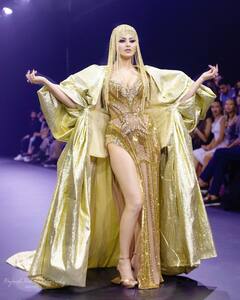 Urvashi Rautela : उवर्शीच्या सौंदर्याला 'गोल्डन ड्रेस'ची चकाकी, शुद्ध सोन्यानं बनलाय 'हा' 40 कोटींचा गाऊन