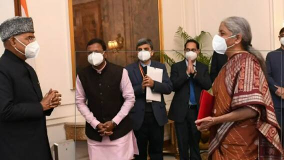 Union Budget 2022: राष्ट्रपति से मिलीं वित्त मंत्री निर्मला सीतारमण, बजट की कॉपी सौंपी
