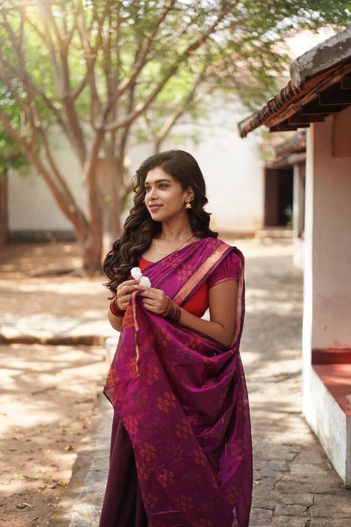 மின்னல்கள் சடுகுடு ஆடும் கண்ணா கண்ணா மேலாடை மேகம் மூடும் நெஞ்சா நெஞ்சா