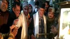 Uttarakhand Election 2022: कांग्रेस नेता Harish Rawat का डोर-टू-डोर कैंपेन, इस अंदाज में आए नजर