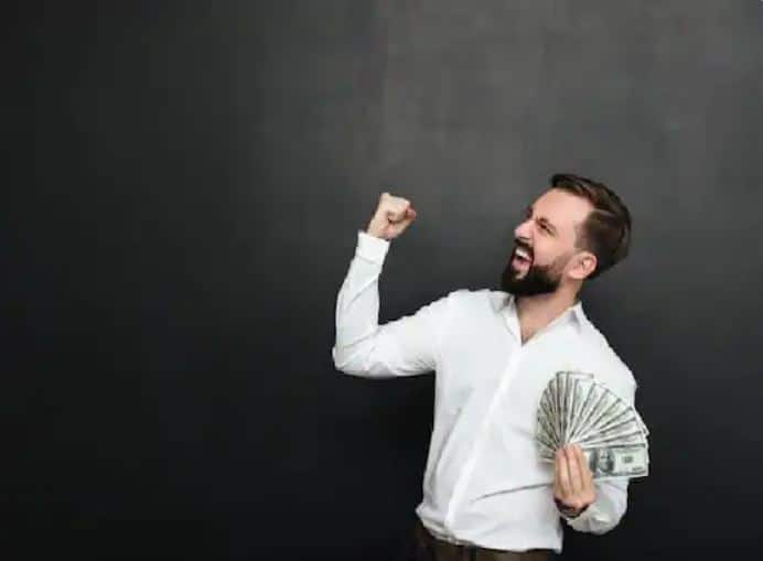 Unknown Amount in Your Bank Account : ਬੈਂਕਾਂ ਵਿੱਚ ਅਜਿਹੇ ਕਈ ਮਾਮਲੇ ਸਾਹਮਣੇ ਆਏ ਹਨ, ਜਦੋਂ ਅਚਾਨਕ ਕਿਸੇ ਗਾਹਕ ਦੇ ਬੈਂਕ ਖਾਤੇ ਵਿੱਚ ਬਹੁਤ ਸਾਰੇ ਰੁਪਏ ਆ ਗਏ ਹੋਣ। ਗਾਹਕ ਨੂੰ ਇਸ ਪੈਸੇ ਦੇ ਸਰੋਤ ਬਾਰੇ ਵੀ ਪਤਾ ਨਹੀਂ ਹੁੰਦਾ। ਅਜਿਹੀ ਸਥਿਤੀ ਵਿੱਚ ਤੁਹਾਡੀ ਪ੍ਰਤੀਕਿਰਿਆ ਕੀ ਹੋਵੇਗੀ ? ਬਹੁਤ ਸਾਰੇ ਲੋਕ ਇਸ ਤਰ੍ਹਾਂ ਖਰੀਦਦਾਰੀ ਸੂਚੀਆਂ ਬਣਾਉਣਾ ਸ਼ੁਰੂ ਕਰ ਸਕਦੇ ਹਨ ਪਰ ਅਜਿਹਾ ਕਰਨਾ ਬਿਲਕੁਲ ਗਲਤ ਹੈ। ਅਜਿਹਾ ਕਰਨ ਤੋਂ ਬਚਣਾ ਚਾਹੀਦਾ ਹੈ।