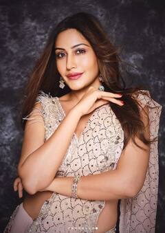 Surbhi Chandna Photos: જ્યારે ખૂબસૂરત સુરભિ ચંદનાએ પહેરી સુંદર સાડી, તેની સ્માઇલે કર્યા ઘાયલ