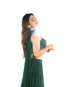 डीप नेक ब्लाउज, गोल्डन एम्ब्रॉयडरी लेहेंगा, नव्या लूकने रश्मिकाने जिंकली चाहत्यांची मने