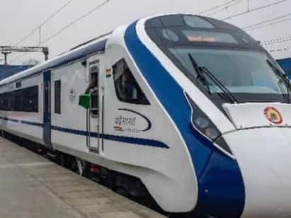 Vande Bharat Express : वंदे भारत एक्स्प्रेसने ट्रेनने म्हशीच्या कळपाला धडक दिली. या धडकेत ट्रेनच्या पुढील भागाचे नुकसान झाले. पाहा या अपघाताचे फोटो...