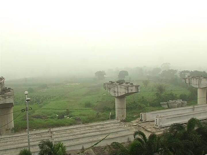এদিকে, কাল থেকে বৃষ্টির সম্ভাবনা। বইবে পূবালি হাওয়া। দক্ষিণবঙ্গের পশ্চিমের জেলাগুলিতে বৃষ্টি হতে পারে।