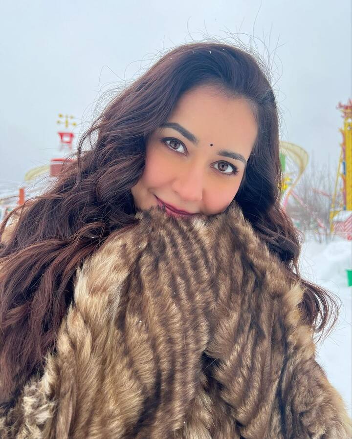 రాశి ఖన్నా రష్యా దేశంలోని మాస్కో నగరంలో మంచును ఎంజాయ్ చేస్తోంది. -Image credit: RashiKhanna/Instagram