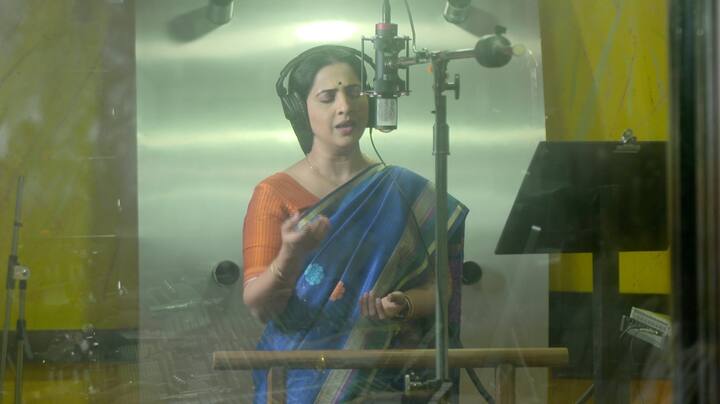 'आज या मालिकेच्या निमित्ताने पुन्हा योग जुळून आला. मी या वास्तु मध्ये पाय ठेवताच खुप भरून आलं. खूप आठवणी ताज्या झाल्या. आई कुठे काय करते मालिकेत आता अरुंधतीचा नवा प्रवास सुरु होतोय तो कसा असेल हे पाहण्यासाठी मी उत्सुक आहे.'', असं ही मधुराणी यांनी सांगितलं.