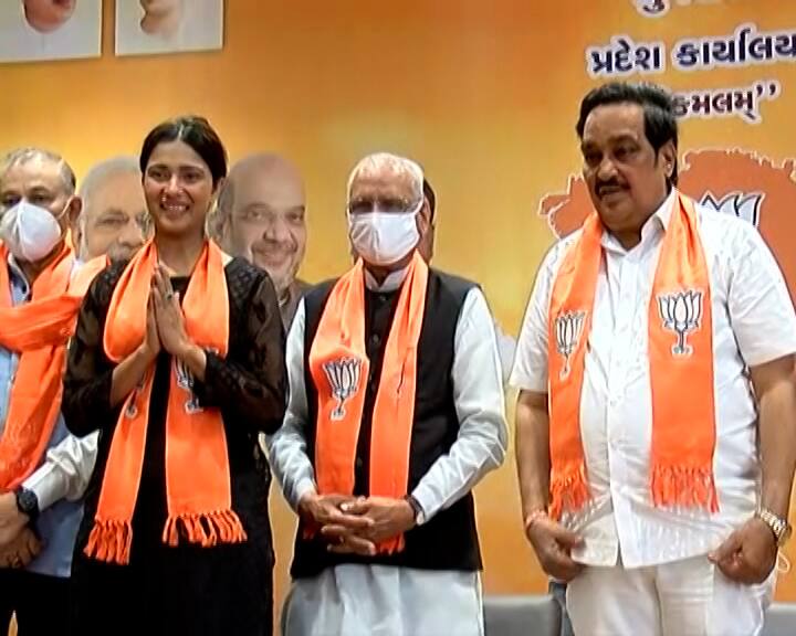 આ સિવાય એક્ટ્રેસ ભક્તિ કુબાવતે પણ કેસરિયો ધારણ કર્યો છે. ભક્તિ કૂબાવત મોડેલ અને એક્ટ્રેસ છે. ભક્તિએ લપેટ, બસ એક ચાન્સ, વિટામિન સી, એલા અઢી અક્ષર જેવી ગુજરાતી ફિલ્મોમાં કામ કર્યું છે.