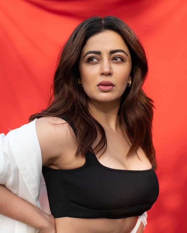 ते कारण म्हणजे तिने इंस्टाग्रामवर निऑन रंगाच्या आऊटफिट्समधले फोटो शेअर केले आहेत.
