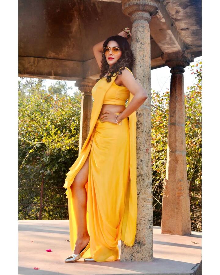 బిగ్ బాస్ బ్యూటీ లహరి శ్రీ లేటెస్ట్ స్టిల్స్.. హల్లో విత్ యెల్లో! - Image Credit: Lahari Shari/Instagram