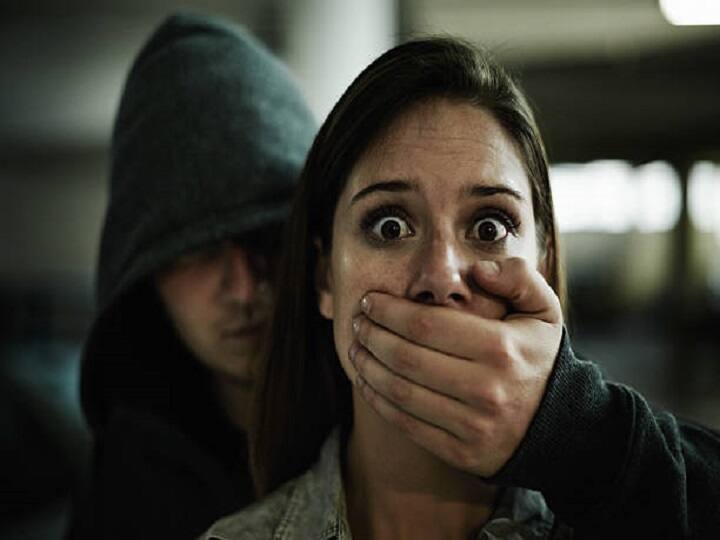 London: Woman staged her own kidnapping in failed £2,000 ransom bid to ex-boyfriend ஒரு நியாயம் வேணாமா? முன்னாள் காதலனிடம் பணம் பறிக்க தன்னைத்தானே கடத்தி பெண் போட்ட ட்ராமா..