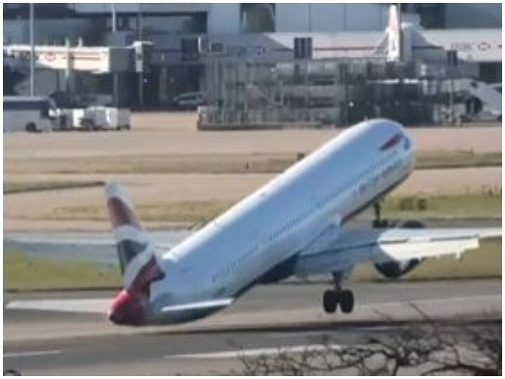 Watch: रनवे पर उतरते समय तेज हवा के चपेट में आया ब्रिटिश एयरवेज का विमान, रोंगटे खड़े कर देगा वीडियो British Airways plane hit by strong wind while landing on runway video will give you goosebumps Watch: रनवे पर उतरते समय तेज हवा के चपेट में आया ब्रिटिश एयरवेज का विमान, रोंगटे खड़े कर देगा वीडियो