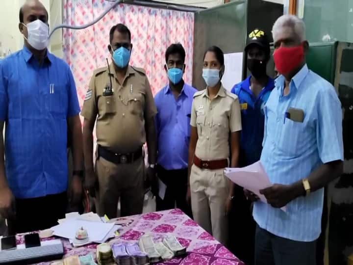 Local body elections | உரிய ஆவணம் இன்றி எடுத்து சென்ற 1.50 லட்சம் பறிமுதல் - பறக்கும் படை அதிகாரிகள் நடவடிக்கை Local body elections | 1.50 lakh seized without proper documents - Flying Squad officers action Local body elections | உரிய ஆவணம் இன்றி எடுத்து சென்ற 1.50 லட்சம் பறிமுதல் - பறக்கும் படை அதிகாரிகள் நடவடிக்கை