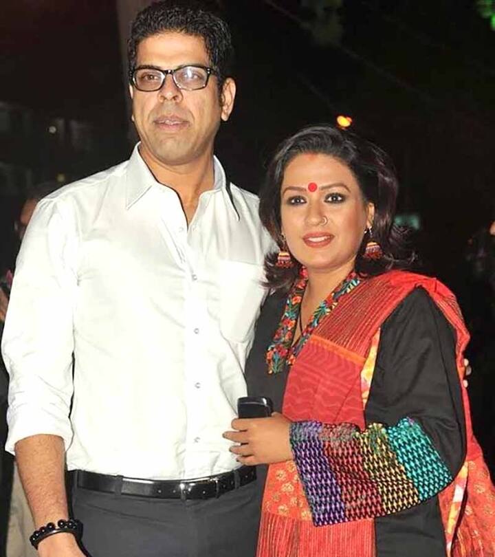 अश्विनी कल्सेकर टीवी और बॉलीवुड दोनों की जानी-मानी अभिनेत्री हैं. जोधा अकबर में महामंगा के किरदार से उन्होंने लोगों के दिलों पर अलग ही छाप बना ली थी, लेकिन बॉलीवुड में भी अश्विनी अपने शानदार अभिनय का लोहा मनवा चुकी हैं. वहीं अश्विनी के पति मुरली शर्मा भी बॉलीवुड का जाना-माना चेहरा हैं. अश्विनी और मुरली दोनों फिल्म गोलमाल में साथ काम कर चुके हैं.