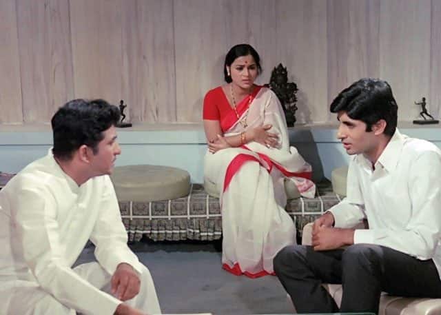 'आनंद' या चित्रपटातील भूमिकेसाठी ते ओळखले जातात. 1956 साली रमेश देव यांनी 'आंधळा मागतो एक डोळा' या चित्रपटातून त्यांनी चित्रपटक्षेत्रात पदार्पण केले.